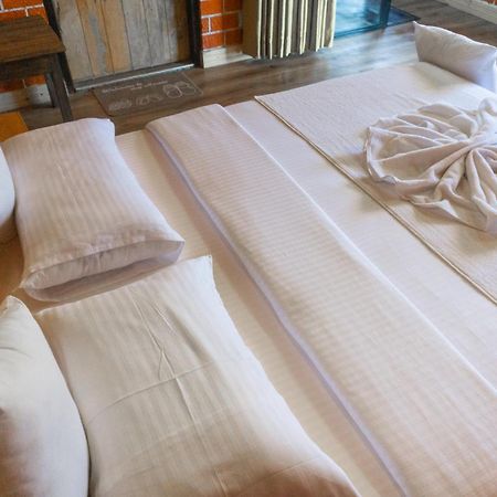 Bed and Breakfast Hobbit Hole Hideaway Элла Экстерьер фото