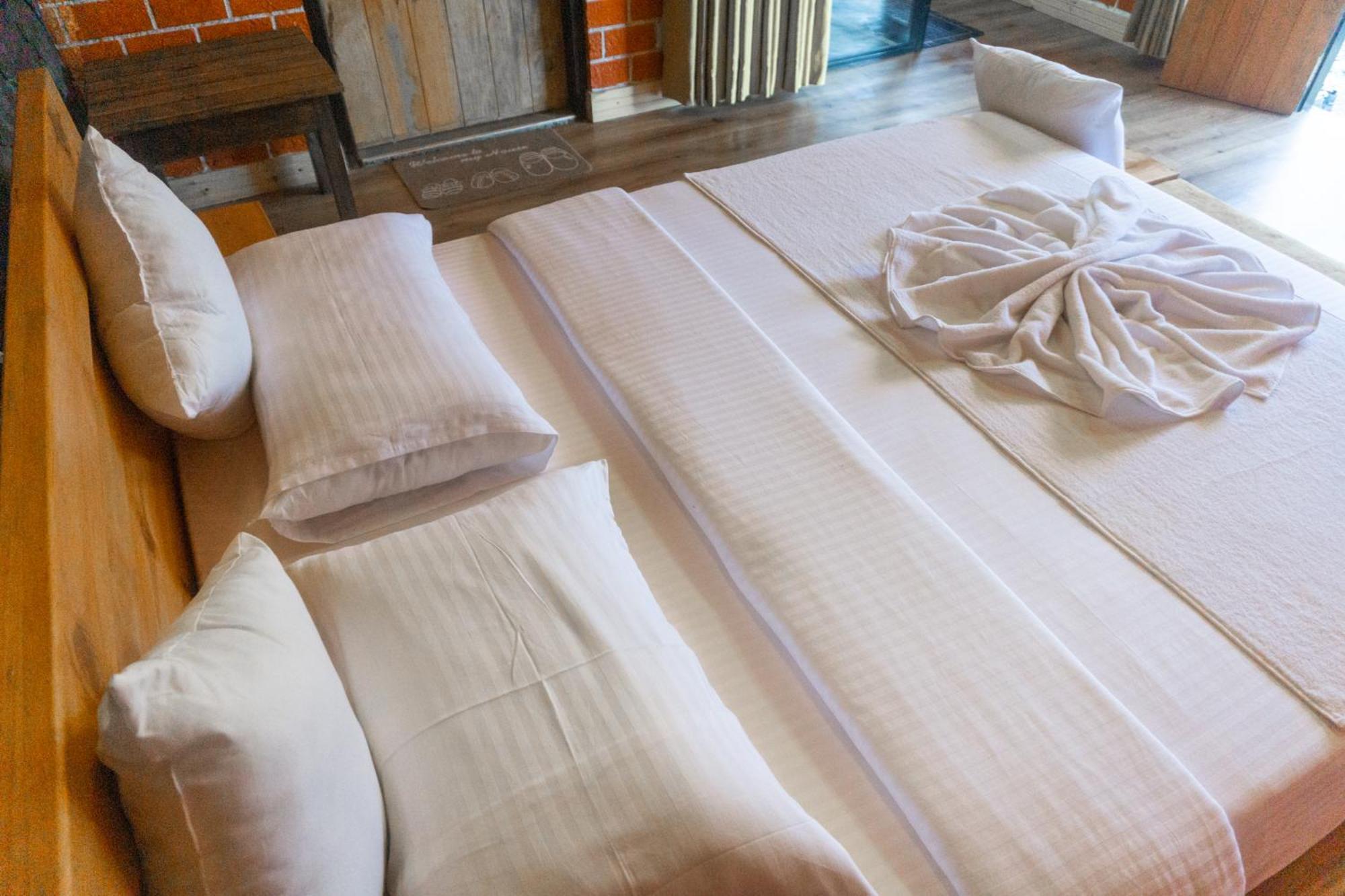 Bed and Breakfast Hobbit Hole Hideaway Элла Экстерьер фото