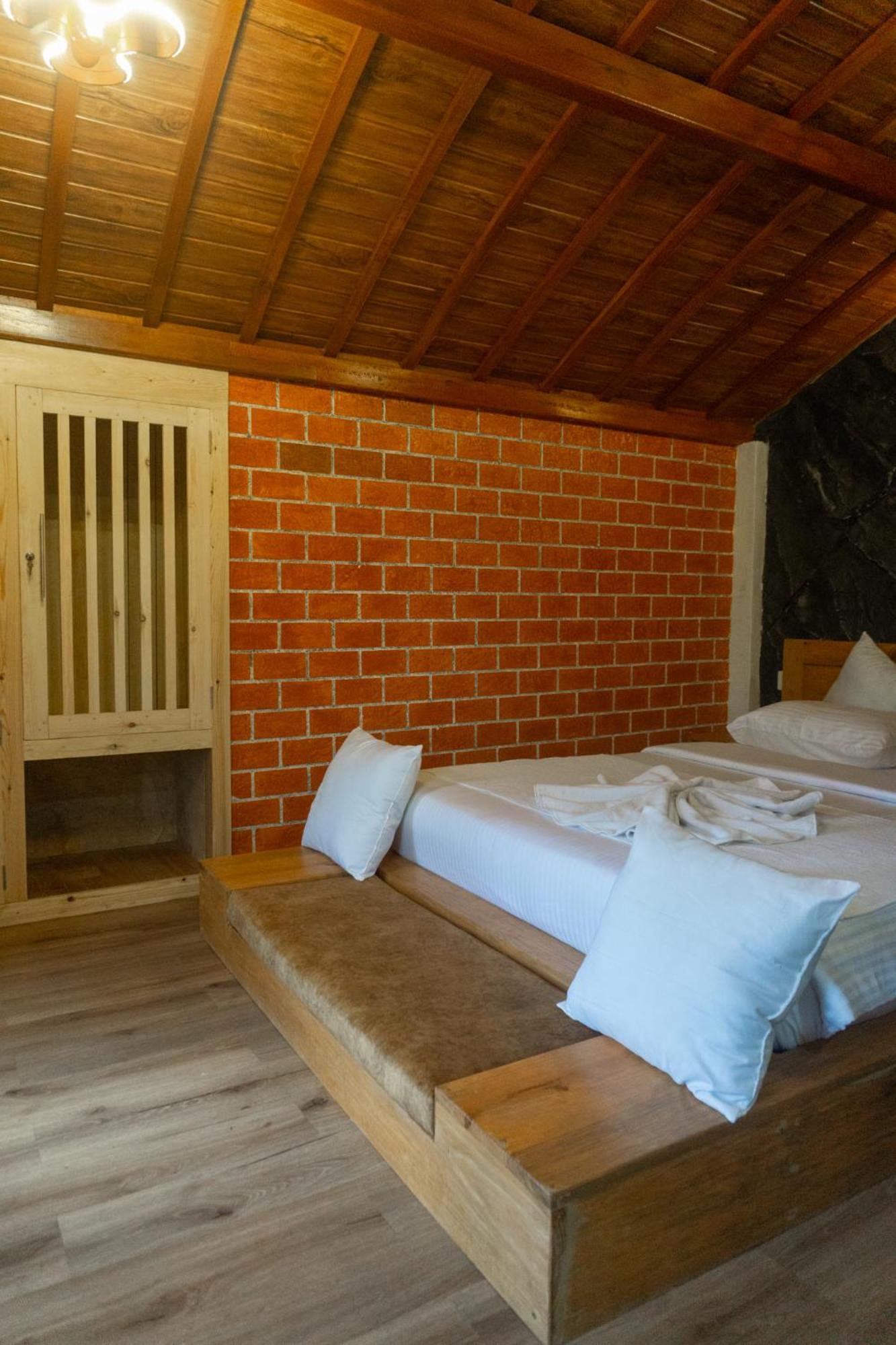 Bed and Breakfast Hobbit Hole Hideaway Элла Экстерьер фото