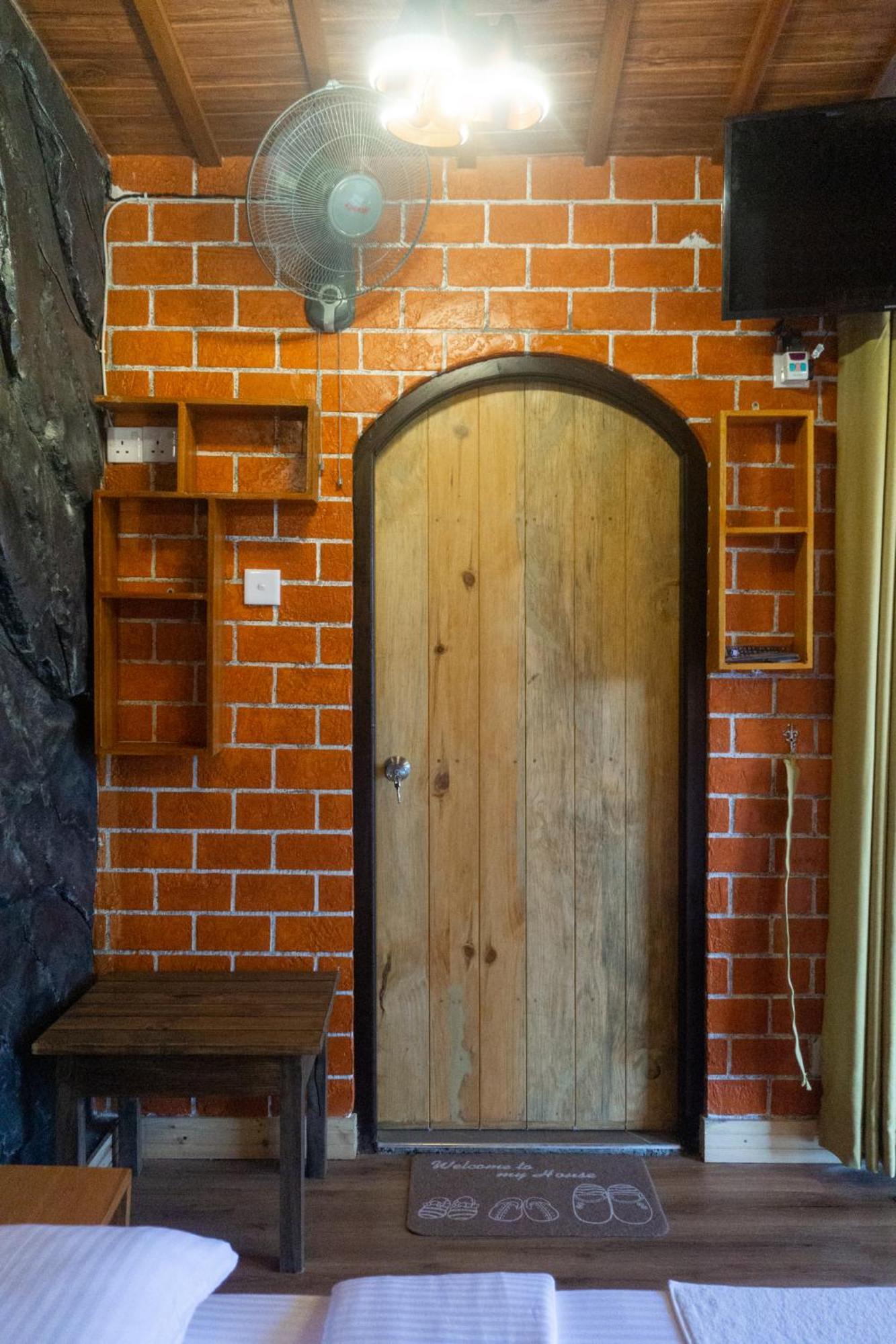 Bed and Breakfast Hobbit Hole Hideaway Элла Экстерьер фото
