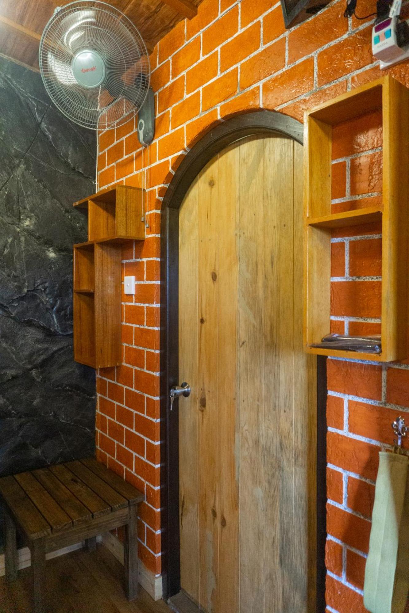 Bed and Breakfast Hobbit Hole Hideaway Элла Экстерьер фото