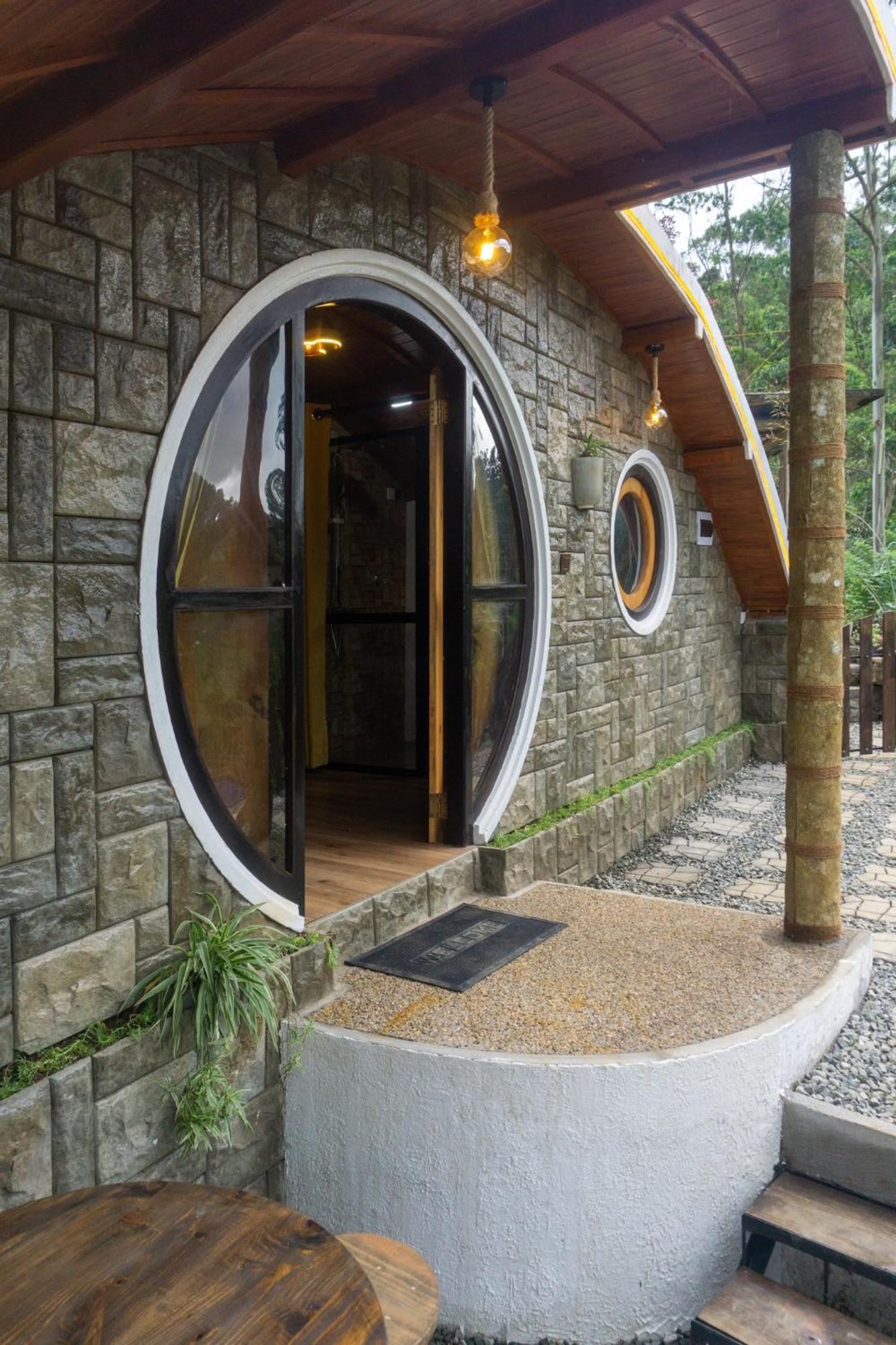Bed and Breakfast Hobbit Hole Hideaway Элла Экстерьер фото