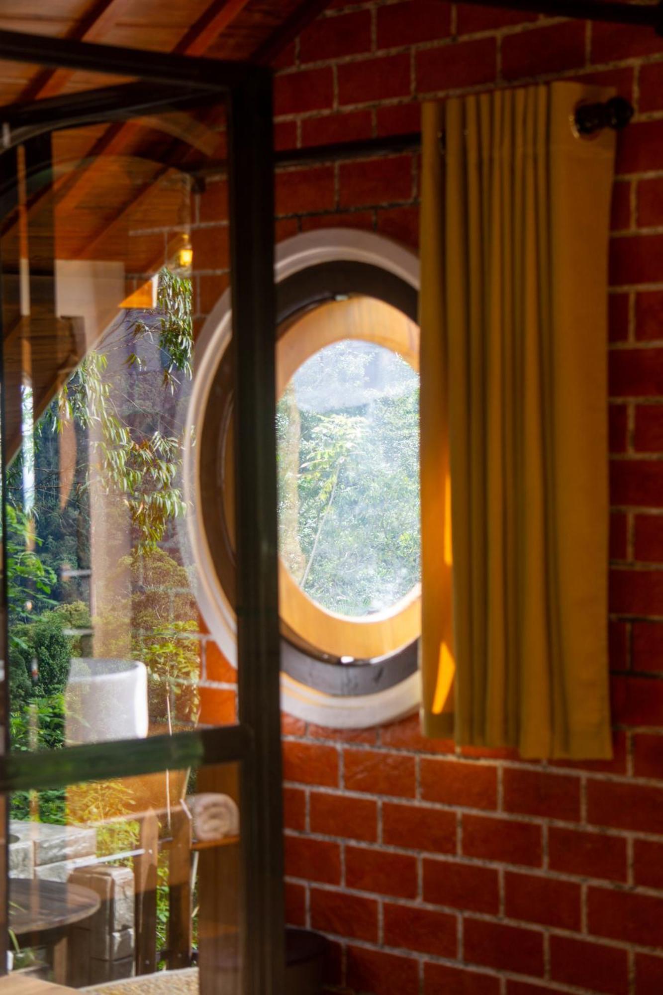 Bed and Breakfast Hobbit Hole Hideaway Элла Экстерьер фото