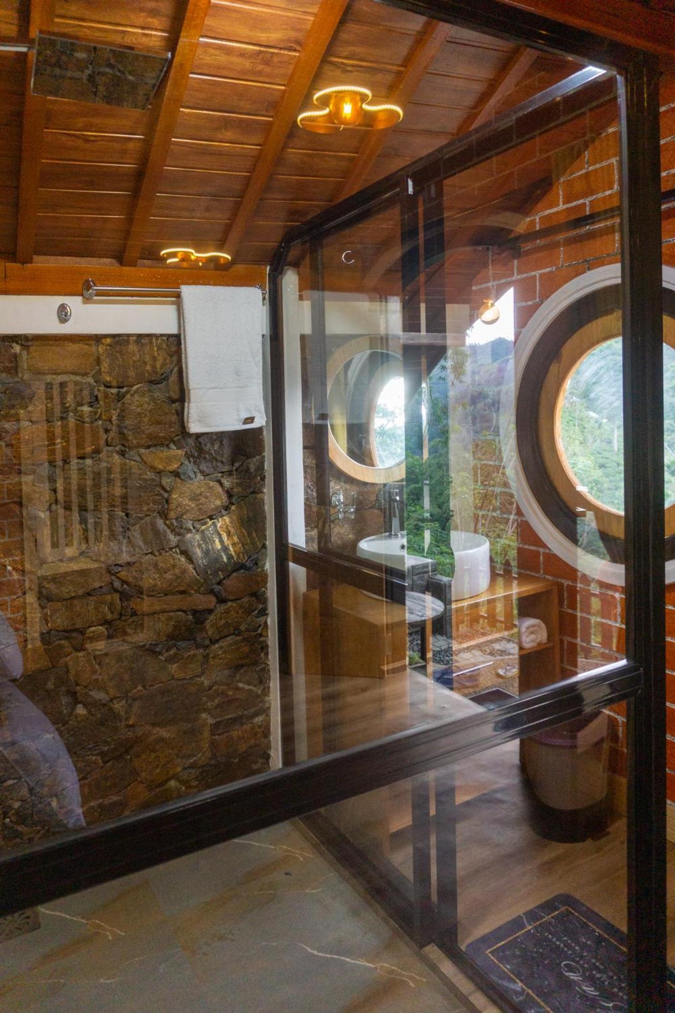 Bed and Breakfast Hobbit Hole Hideaway Элла Экстерьер фото